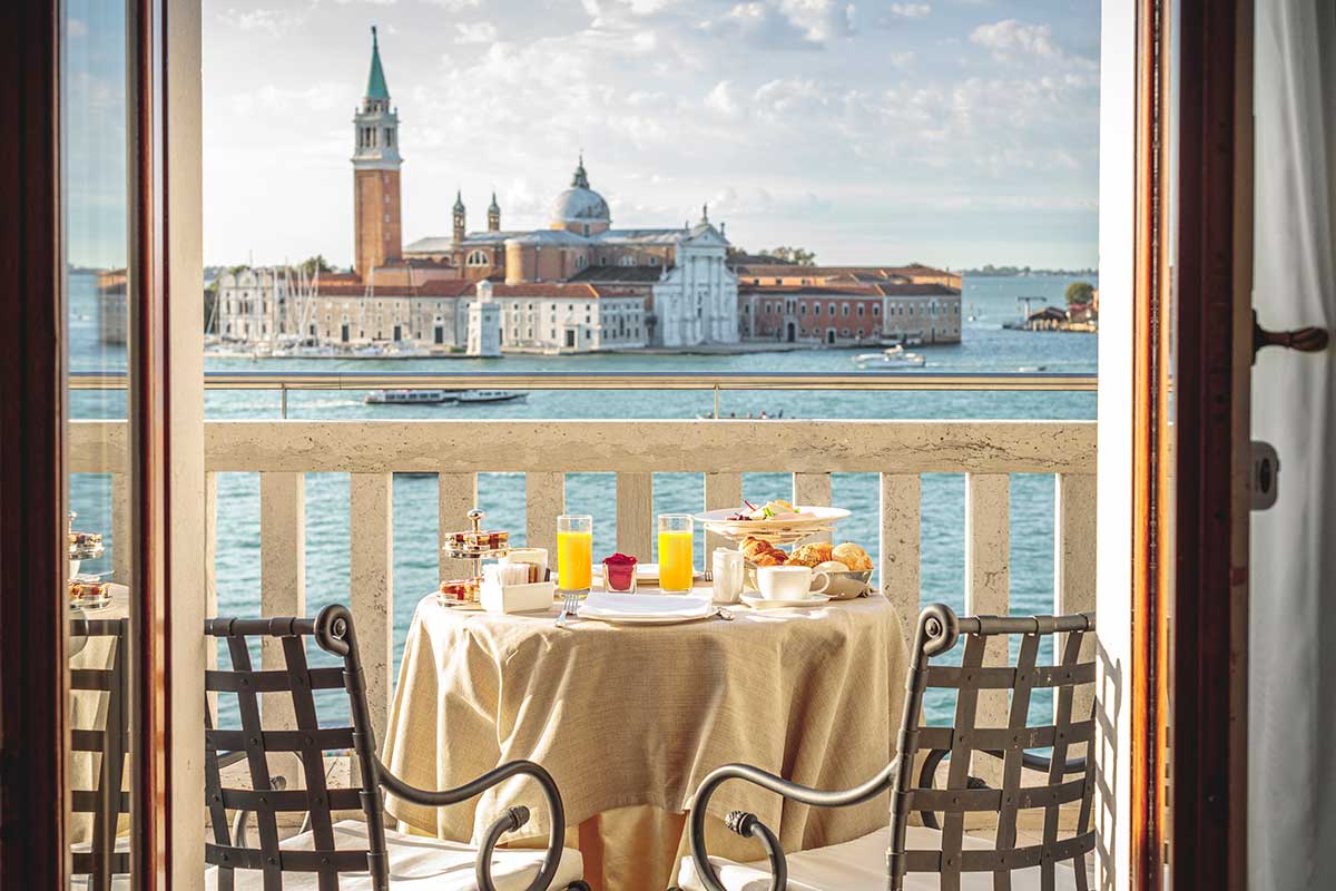 Italy luxury — Amalfi Coast cliffside hotel